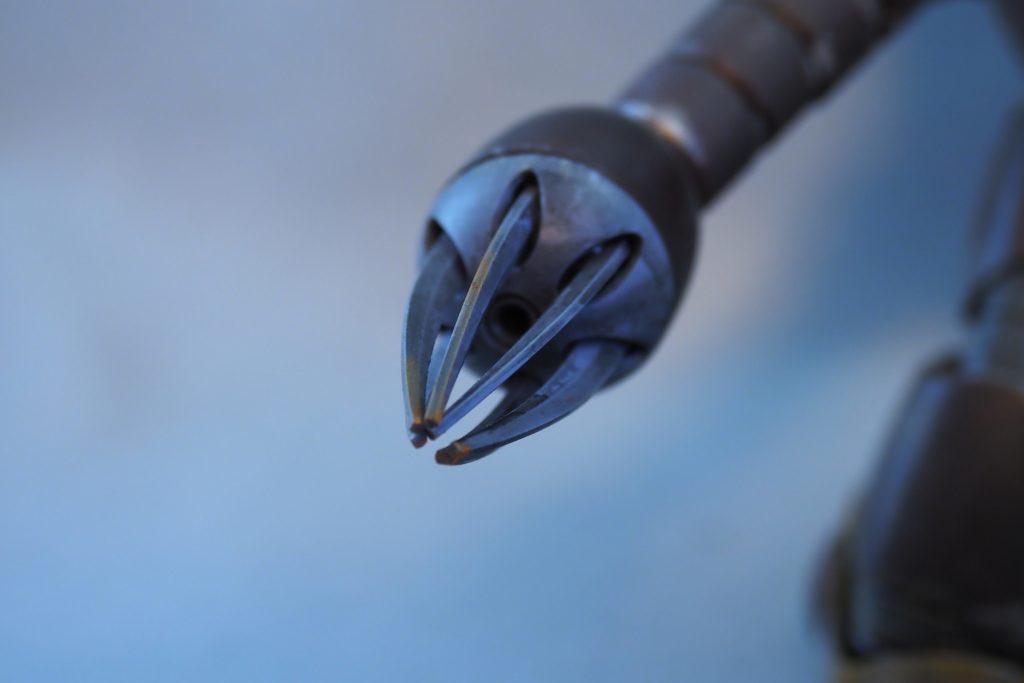 爪の先端は削れやすい＝錆びやすいのかな？と思いウェザリングマスターの赤サビを多めにつけています。