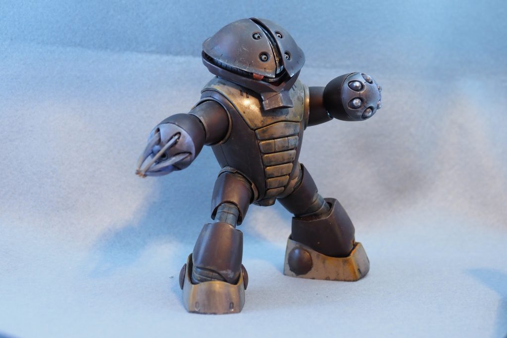 モノアイが正面にあるとゆるキャラな感じですが、横に動かすと急に威嚇状態というか攻撃的な印象になりますね。