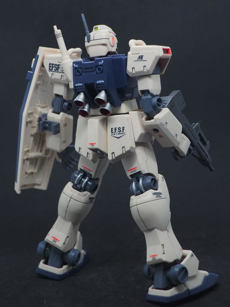 最近は、デカール貼りも然程苦にならなくなって来ました(gundam-kao2)