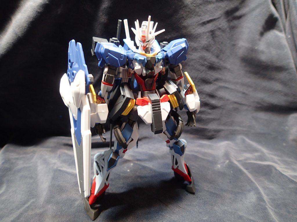 ほぼジークアクスをもとに、エアリアル改とまぜてみましたこの時は小手っぽい装備をつけてますが、これをつけるとビームライフルが持てなくなるので泣く泣く取り外しました…ｗ