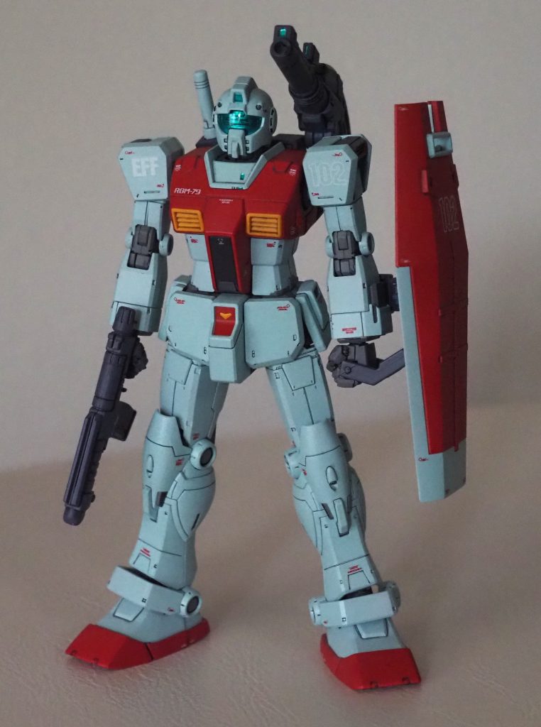 胸元のサブカメラ、ショルダーキャノンの照準などメタリックグリーン部は、頭部サブカメラ用ホイルシールの余白を切り取って貼っています