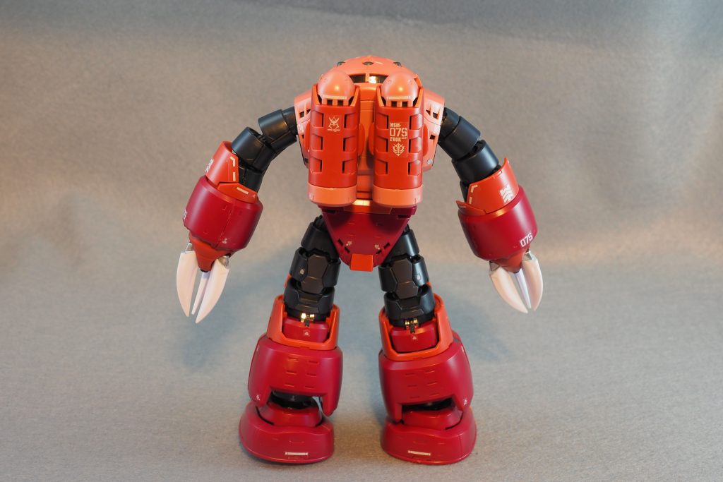 こんなシンプルな機体でRGは必要なのだろうかと思っていましたが、シンプルだからこそディティールが追加されるのが効果的ですね。