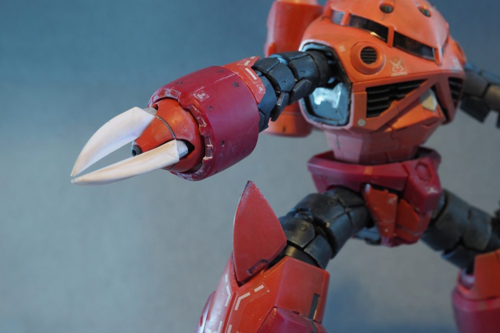 ズームすると水垢ウェザリングの様子が伝わるでしょうか。立ち姿で塗料を塗って綿棒やティッシュで軽く拭き取りますが、先端や溝のところに溜まって拭き取りづらい部分は実機でも一番汚れる場所だろうと考え、敢えてそのまま多めに残しています。