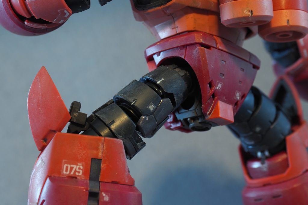 実物はもう少し白が目立ちます。全体に白っぽくくすんだような色合いで、船の側面のような雰囲気です。