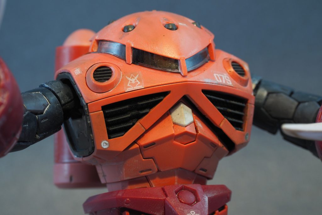 ダクト周りは水の流れが多い場所＝あまり汚れない場所と考え軽くドライブラシにとどめています。モノアイをもっと目立たせたいのですが…要研究です。