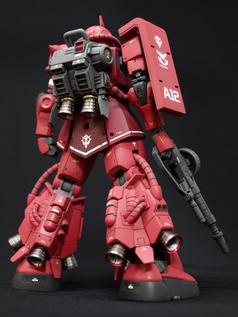 ザクマシンガンのストック先端が前腕に干渉し持ちにくいので、先端部分を削り干渉を抑えました。スラスターノズルは、三角屋さんのモノを使ってみました。3ピース構造で塗り分け、ディテールとても良かったです。