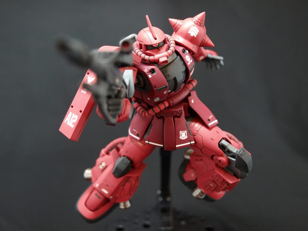 ザクマシンガンの合わせ目消し。モノアイは、コトブキヤ丸ノズル3mmとHアイズ1.8mmを組み合わせました。スパイクは後ハメ加工し、合わせ目消し。