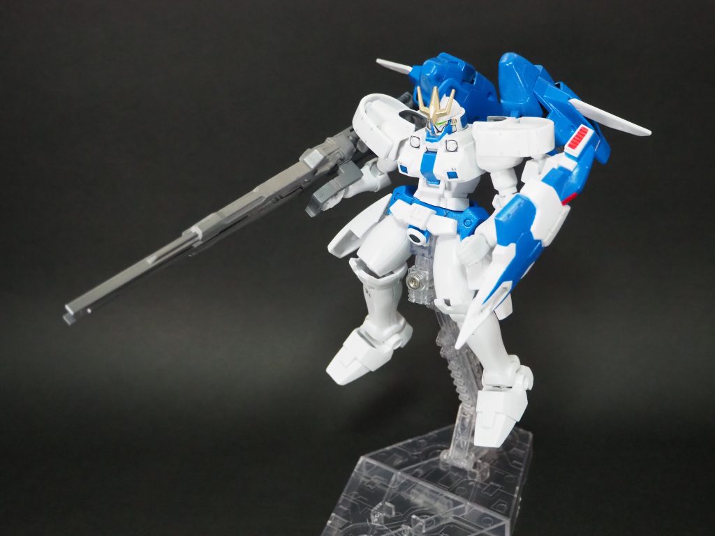 キット成型色は『全パーツ真っ白』なのですが、塗装してあげるととってもカッコよくなってくれましたエアブラシ買った時に最初の練習にした思い出のプラモです　真っ白のプラモが徐々にイメージの色になっていく過程は思い出深いです