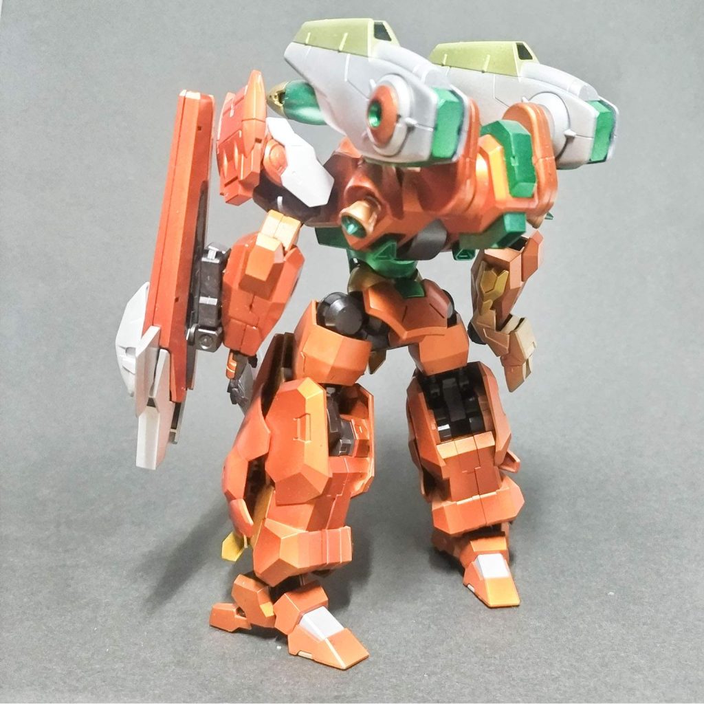 背中のボリュームが好きなポイントです。ほとんどそのまま使ってますので、わかりやすいかと思います。色は金色+クリアカラーで塗りました。