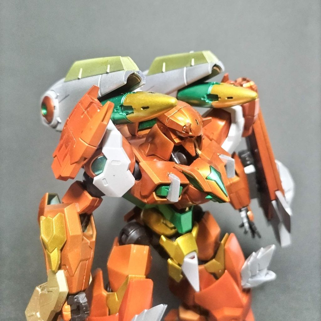 元キットの展開部分はそのまま活かしています。胸の銀色部はグレイズの斧を埋め込んでいます。