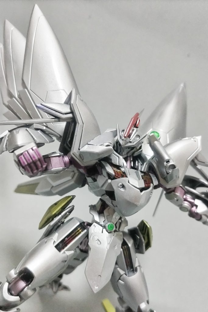 頭はエアリアルの角を取り、キマリストルーパーの角とミカエリスの角を付けました。前垂れもミカエリス。胸はスサノオから。