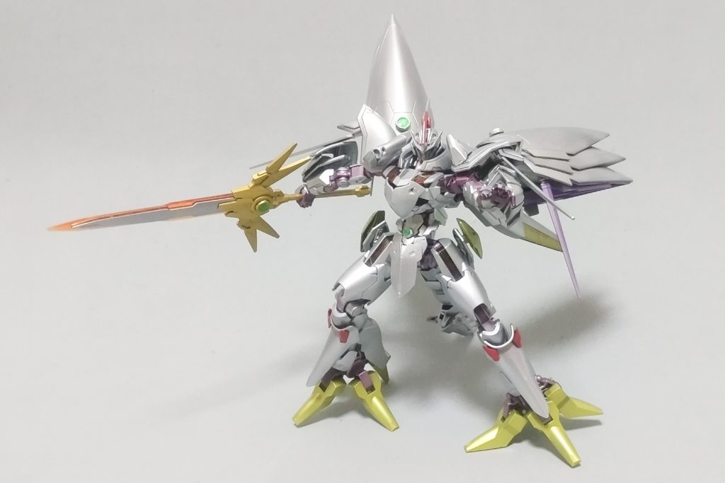 後ろが重くて倒れそうなところ、テールパーツでなんとか支えています。