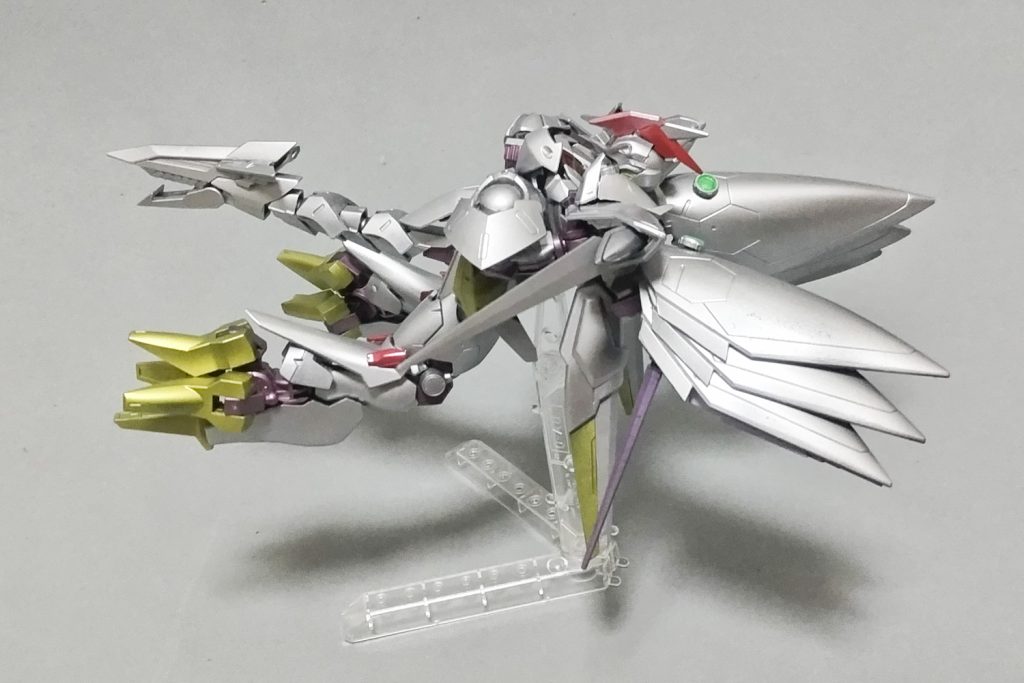 機首を上げて足を曲げただけのお手軽変形です。頭はへこみませんが、少し俯くようにしました。