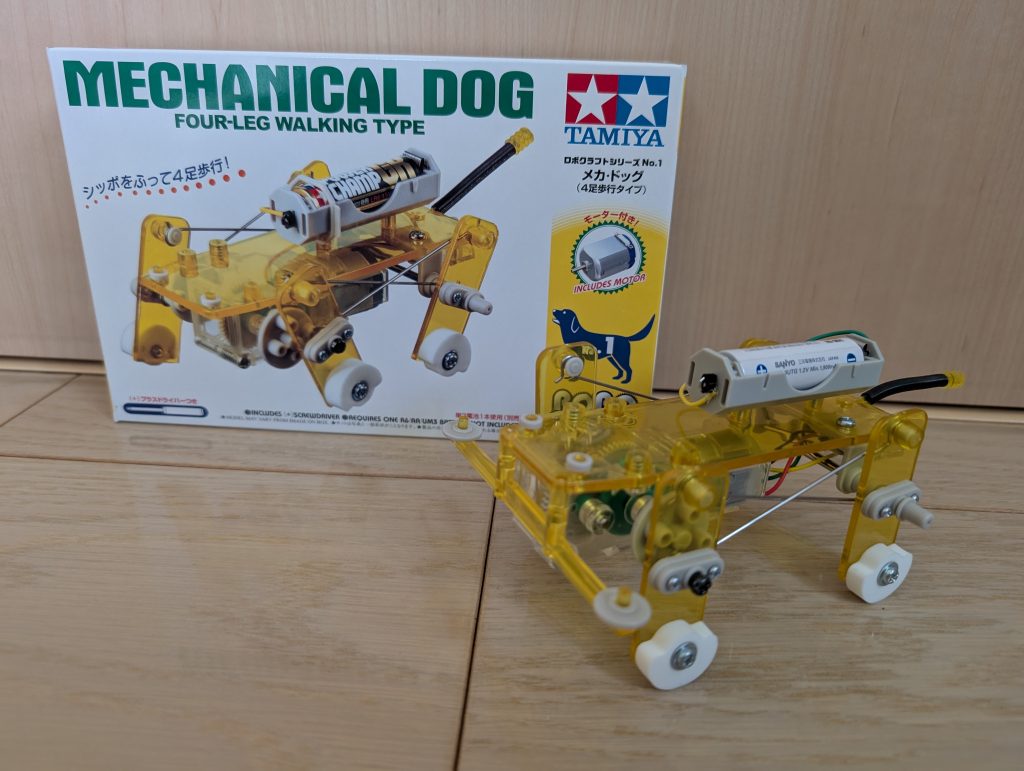 スタートはこれ、TAMIYAのメカニカルドッグの四足歩行キットです。ただし前後に力を伝えるリングシャフトが長く胴長で、バクゥには大きすぎます。