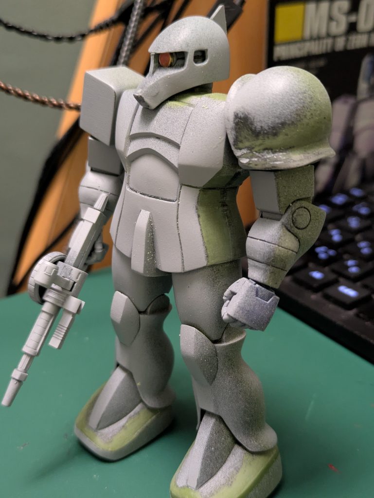 サフを吹いた後、合わせ目消しなどの調整をしています。モノアイにはカメラ周りに金属の輪っかを入れて少しだけディテールアップをしています。スジボリも少し強く掘り足ししています。改造などでのディテール追加を今回は行わないため、元々の情報量を強くする方向で進めています。