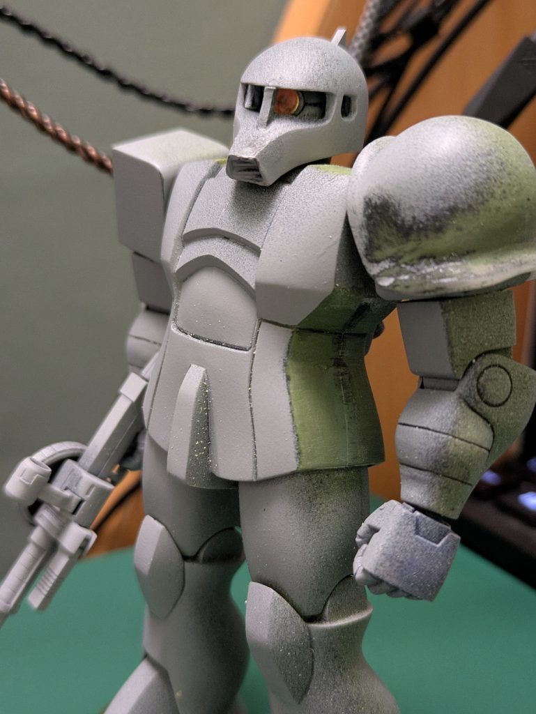 アップを別角度から。やすりカスがまだ残っていますが、この後筆で払い落としています。モノアイ部分を拡大すると、かろうじてスライドレールのような溝があるのが見えるかも。