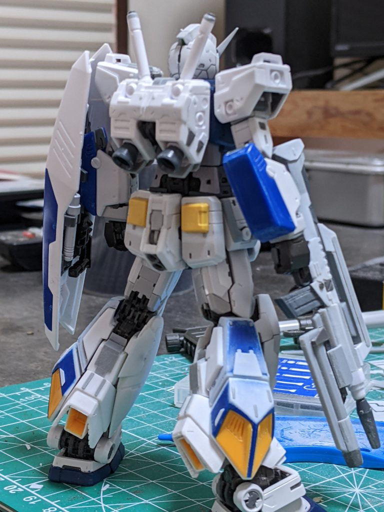 特に膝下に苦戦しました。ライフルも、そのままやと貧弱なので、プラ版貼って幅増しなどしました。肘のマシンガンは、オミットしてます（泣）