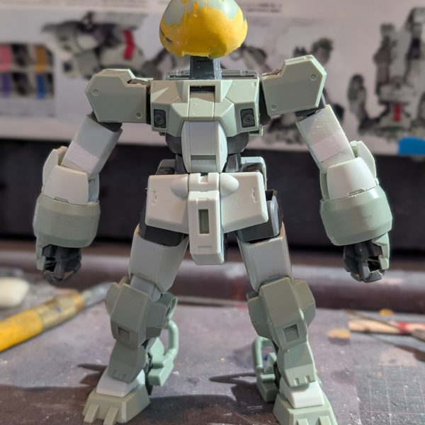あるコンペに向けてミャクミャクカラーリングの万博警備デミトレーナーを制作中。脚を短く、腕を伸ばしてアンバランスにする予定。仮組みですが合わせ目も一切出ることなく造形も面白い。シンプルなんで改造元としてはいいかも（3枚目）