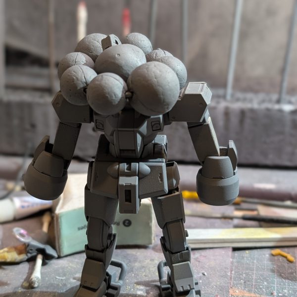 あるコンペに向けてミャクミャクカラーリングの万博警備デミトレーナーを制作中。脚を短く、腕を伸ばしてアンバランスにする予定。仮組みですが合わせ目も一切出ることなく造形も面白い。シンプルなんで改造元としてはいいかも（4枚目）
