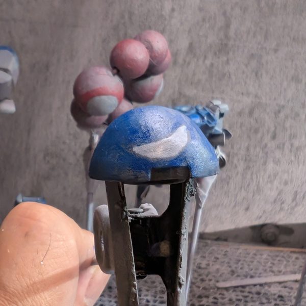 あるコンペに向けてミャクミャクカラーリングの万博警備デミトレーナーを制作中。脚を短く、腕を伸ばしてアンバランスにする予定。仮組みですが合わせ目も一切出ることなく造形も面白い。シンプルなんで改造元としてはいいかも（5枚目）
