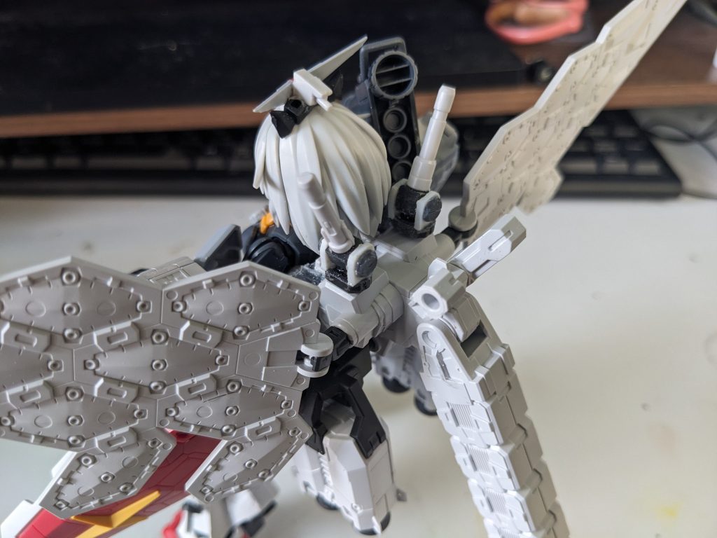 「で、でも次元をつなげるなんて…」「残念ながらこれは証拠がありますので」「証拠‽」「私ですドーン」「え?」「こんなMSか人間かわからない不思議生物が早々いるわけないじゃないですか、ミキシングというのですが、違う世界の情報が流入して悪魔合体的なあれやこれがあった結果、生まれたのが私、万博ちゃんです。あ、ララァさん‽お母さんとかママとか呼ぶのは勘弁してください。そこの赤い人にウザ嫉妬されるのは勘弁なんで」「ぐふ」万博ちゃんの言葉にシャアが吐血(幻視)した。「ば、万博ちゃん‽君は初対面から私に対してあたりが強すぎないか‽」「いえ、年下の女の子に母になってくれるかもなんていう基準だと私もストライクゾーンに入っていますし、警戒しても仕方がないのでは‽」「ほかの世界の私はどれだけろくでもないんだ‽‼」「十代の女の子を利用するために恋人ごっこして「シャア…」なんて呼び捨てさせつつキスまでしてる位にはろくでなしデス、むしろ死ね女の敵まであります」その場に崩れ落ちて動かなくなったシャアに、周囲の目は同情か屑を見る視線になっているが、前者には女性が全員含まれているのはさもありなんというべきか‽