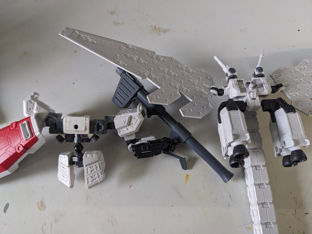 「ご、ごめんなさい」いきなり謝罪したのはララァだった。「でも私は、シャア大佐が生きている世界を諦められなかったの」「同じ女として気持ちは理解したいとは思うのですが、これ以上やると守護者が動いてしまうので、その前にララァさんを止めに来ました」「守護者‽」「なんというか、世界の崩壊を防ぐ存在です。世界によってはいないところもあるんですが、この世界にはいます。ちなみに金色のMSの姿をしています。そこ、成金趣味悪いなっていう顔しないでくださいシャアさん」「わ、私か‽」「違う世界線では貴方も金色のMSに乗っているんですから」「そ、そうなのか‽」「話を戻しますが、前回の時に別の次元との干渉がありまして、そのため守護者が対処に乗り出しそうになっています」「対処‽」「殺すということです。守護者は世界にバックアップを得ているので基本強力で容赦がありません」「そんな…」「しかも問題はそれだけでなく、このまま続けて別の時空と干渉してしまうと、その世界の守護者が来てしまう可能性があり、これはかなりまずいことになりかねません」「まずいことって、例えば‽」「型月の世界につながったら、赤い弓兵に無限の剣で刺し貫かれたあげく、魂食いや魂砕きな剣で転生もできないなんてことがあり得ます」「そ、そんな奴がいるの‽」「電撃の時空につながったら最悪ですね、あそこには元祖世界の守護者な不気味な泡の御大がいらっしゃるので、敵認定された時点で首が飛んでもおかしくないです」ララァだけじゃなく、みんな真っ青になって思わず自分の首を押さえた。