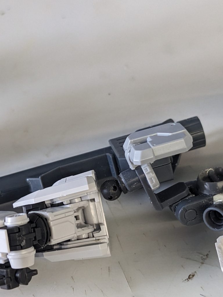 「…それで、私はどうしたらいいの‽」らちが明かないので無理矢理にシリアス空間に戻してお話再開。「ララァさんには普通に輪廻の円環に入ってもらいます。申し訳ありませんがこれは強制です」「私は、生まれ変わるの‽大佐への思いも何もかも忘れて…」「…幸い。この世界ではシャアさんは死なないようですし、この世界のララァさんはシャアさんがどうにかしてくれるでしょう‽」最後は問いかけのように、ちらっとシャアを見れば背中を見せて寝ころびつついじけているシャアが右手を挙げて親指を立てている…まあ、なんか大丈夫だろう。「それに、あの二人も十分NT能力高いんで、日本の地方都市にある大型商業施設の屋上で深夜にクネクネダンスを踊ってネットにアップすれば二人まとめて釣れるんじゃないですかね‽」「何かすごく具体的だけど…わかったわ…」何とかララァも納得してくれたようだ。万博ちゃんもほっと息をつく。「ではシュウジ君?」「な、何?」「とりあえずあなたはマチュさんとニャアンさんと話をつけてきてください」「それは…」「ちなみにここでこじらせたらああなります」そういってまだいじけているシャアを指させば、それは嫌なのかシュウジは二人を伴って少し離れたところで話を始めた。その様子に、いろいろあったがようやく何とか収集できそうだ。「それではララァさん‽そろそろ行きましょうか‽」シュウジ達も何とか収集が付いたらしく、万博ちゃんがそろそろ行くかと促した。「うん…」「ええ「ちょっと待って」いきなり待ったをかけられ、肩をつかまれた万博ちゃんが振り向けば…。