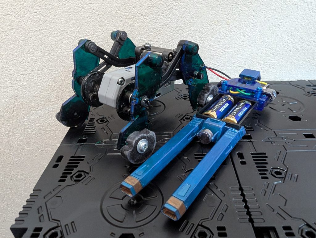 ラジコンではなく有線なので、電池は2連キャノン砲に組み込み。ここで本当はミニモーターが完全にバクゥの胴体になるのが理想ですが、脚の回転可動域の確保の関係で断念。上半分を乗せる形にしました。