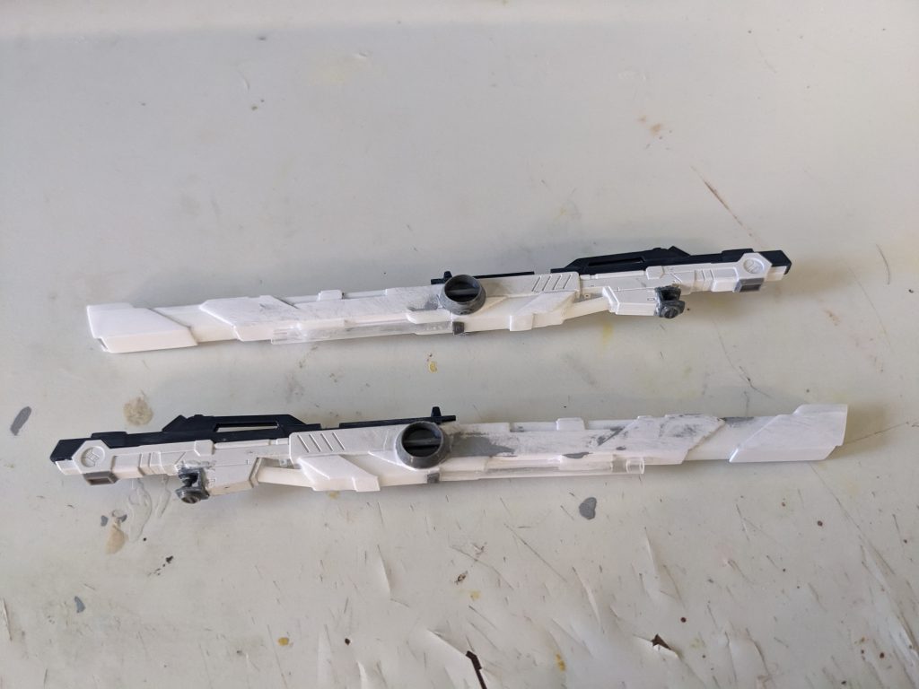 「え‽コモリさん‽」「帰る前にMSになる方法を教えて」「なに言ってんだあんた‽」「一度だけ、一度だけでいいから見てみたいの、持つ者の視界って奴を‼出来ればZZZの視界を‼」「いやこれは私の特性であって努力とかで手に入れられる類のものではないんで…あきらめてください」コモリは発狂した。「コ、コモリ、落ち着け」「離してエクザベ君!これが最後のチャンスなの‼‼」「こ、ここは俺に任せて行ってくれ‼‼」「なんでこの人、何もかも終わったタイミングで死亡フラグを立てているんですかね?まあ、ありがたいのでお任せします」発狂したコモリをエグザベ君に引き取ってもらい、ララァとシュウジを回収してキラキラに向かって飛び込んだ事で、ようやく世界の危機は回避されたのだった。後日談コモリさんとエグザベ君が付き合った。猛獣コモリを押さえつけていたエグザベ君が「コモリの胸、お、俺はありだと思う」っと貧乳好きなのかお世辞なのか判断に困ることをのたまったところ、首を180度回転させる勢いでターゲットを改めた…梟かよ…その後コモリさんがエグザベ君に猛アタック…何があったのかしれないが付き合うことになったらしい。どう見ても食われたようにしか見えないが、本人たちはまんざらでもなさそうなので問題なし、そしてそれを親目線で見守るシャリアブルも問題はないだろう。シャアはララァを見つけ、そのまま姿を消した。今後、表に出てくるかどうか知れないが、とばっちりを受けたセイラことアルテイシアがおかげでいろいろと忙しくしているようだ。正史ではもらった金塊でだいぶ気楽に生きていたようなのでその揺り戻しかもしれない。