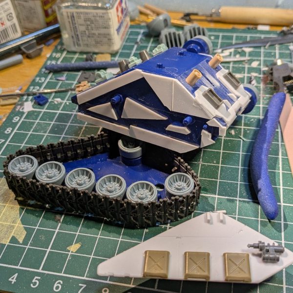 キャタピラはタミヤの戦車のジャンクパーツを使用しました。やっぱりディテールは細かい方が強そうですもんね🤣カバーは1ミリプラ板でサクッと作って、適当にスジ彫りして1/35ガソリン携行缶を貼り付けてみました👍🏽
