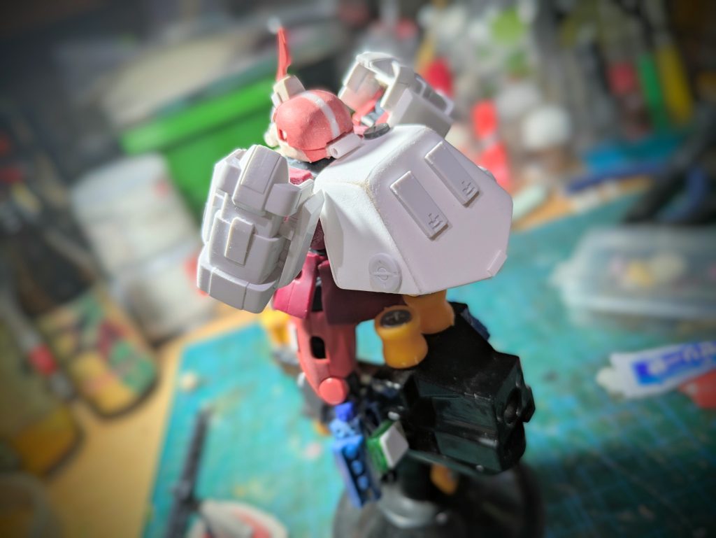 バックパックはポリパテを内部に貼って厚みを出しだプラ板を削って成形。