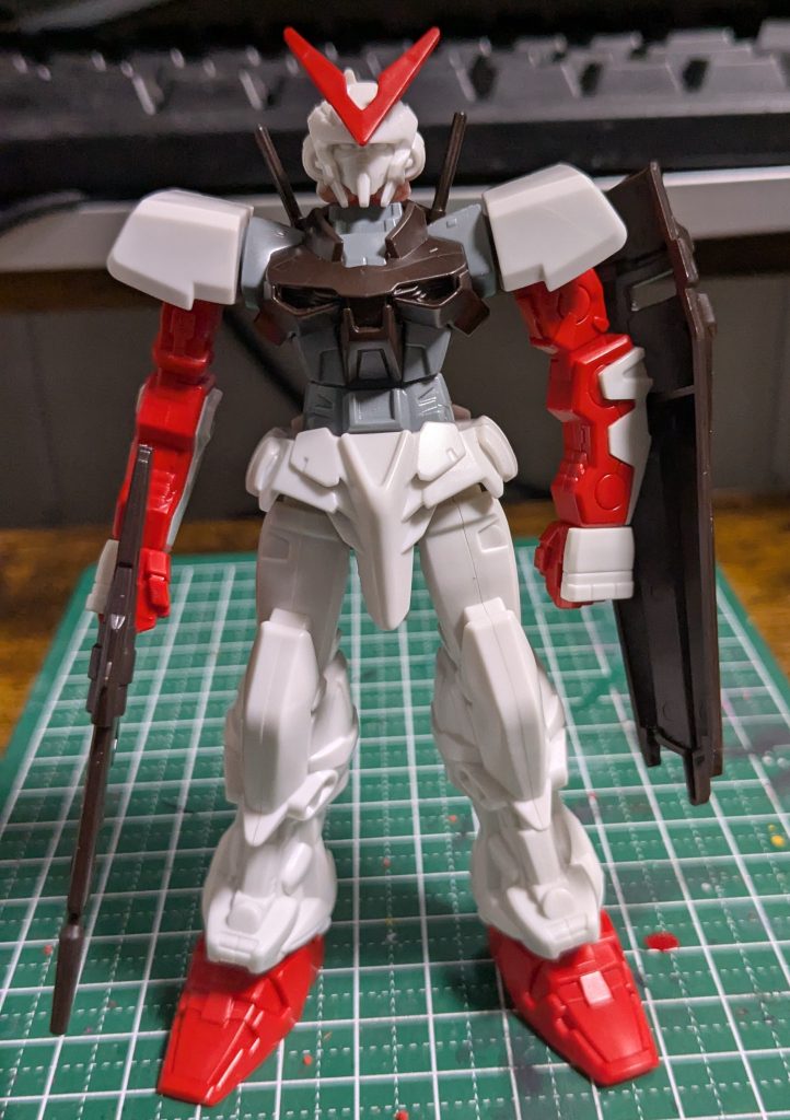 珍しく写真が残ってた塗る前。このキット、シリーズとしてはなんとも豪華な成形色4色。前回のモビルジンなんて1色なので、ずいぶんと贔屓されてるなあという印象。さすがコミックの主人公機。