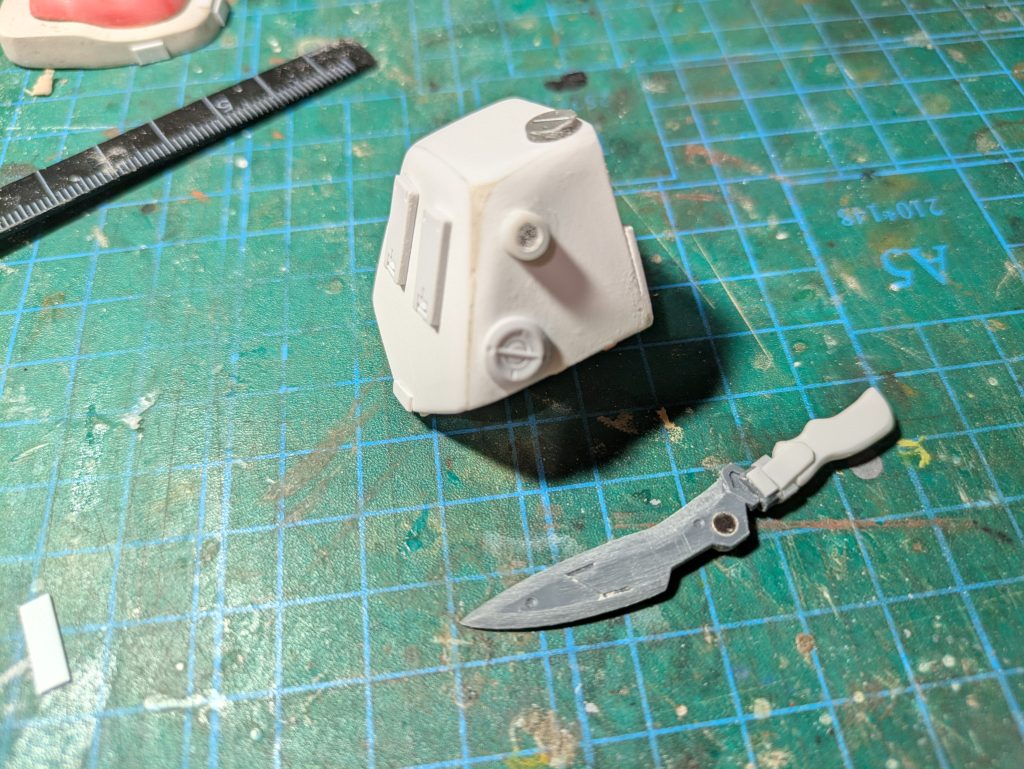 バックパックとナイフは磁石で取り外し可能に!ゴック系のアイアンネイルをイメージした湾曲したブレードにしました。