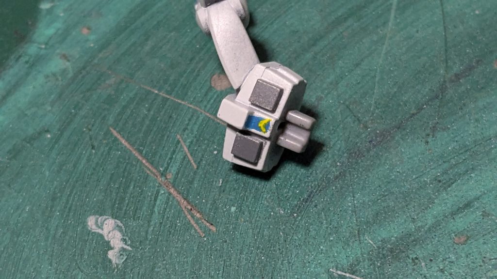 ビームサーベルは伸ばしランナー。腰のVは頑張って書きました。