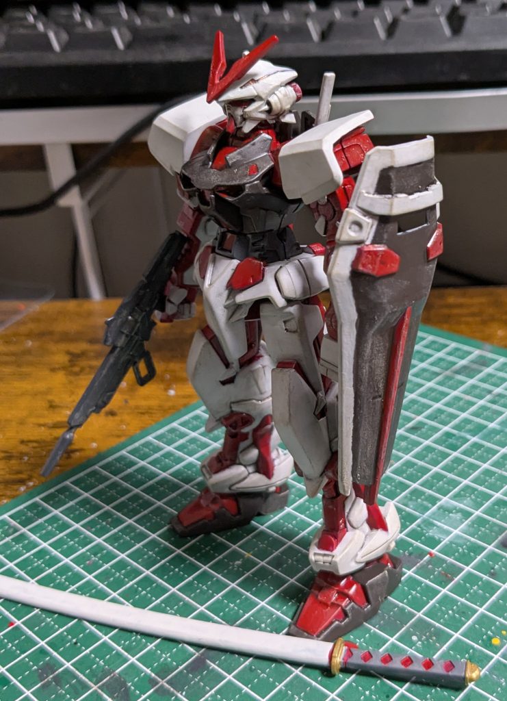 地味に塗り分けめんどいストライクと同デザインのシールド。旧HGも含めるとこれもいくつ塗っただろうか。