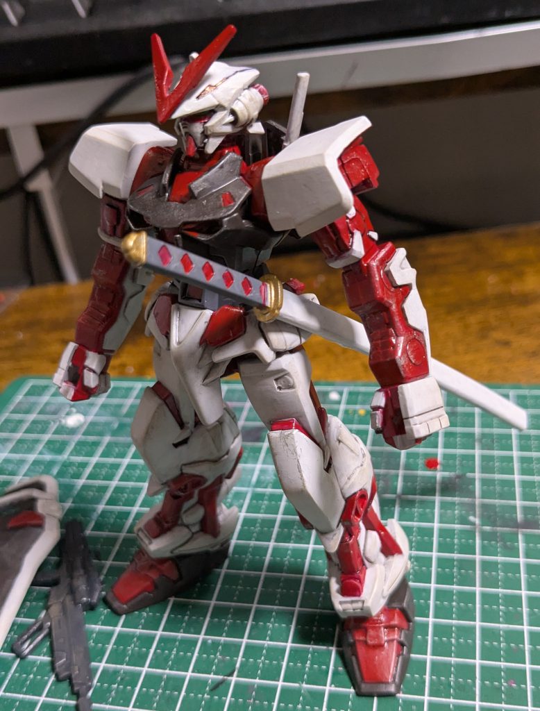 このキットにはガーベラストレートは付属してないので、コトブキヤのやつをそれっぽく塗ってもたせてみました。レッドフレームにはこれがないと始まらんだろってことで。