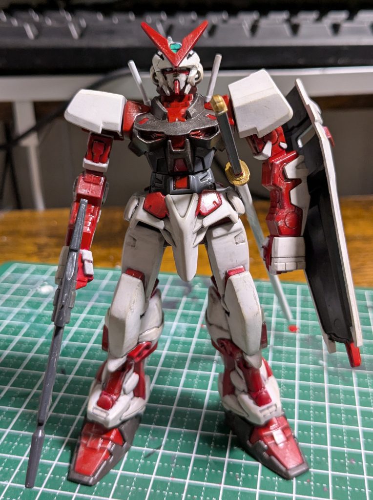 んでもって塗装後。いつもどおりの筆塗り全塗装+墨入れ+ちょっとウェザリング。いやあ、成形色が多いからって塗るのが楽になるなんてことは全くなかった。今まで塗ってきたコレクションシリーズの中でダントツいちばんで塗り分けが面倒でした。難所は足の脛まわり。まずどこが色の境界なのかが判りにくい。後ろ側なんて造形が省略されててどーにもならない。んでもってでこぼこで複雑。おまけに赤。私の苦手ポイント満載です。色違いのブルーフレームも持ってるんだよなあ。もういちど塗るのやだなあ・・・