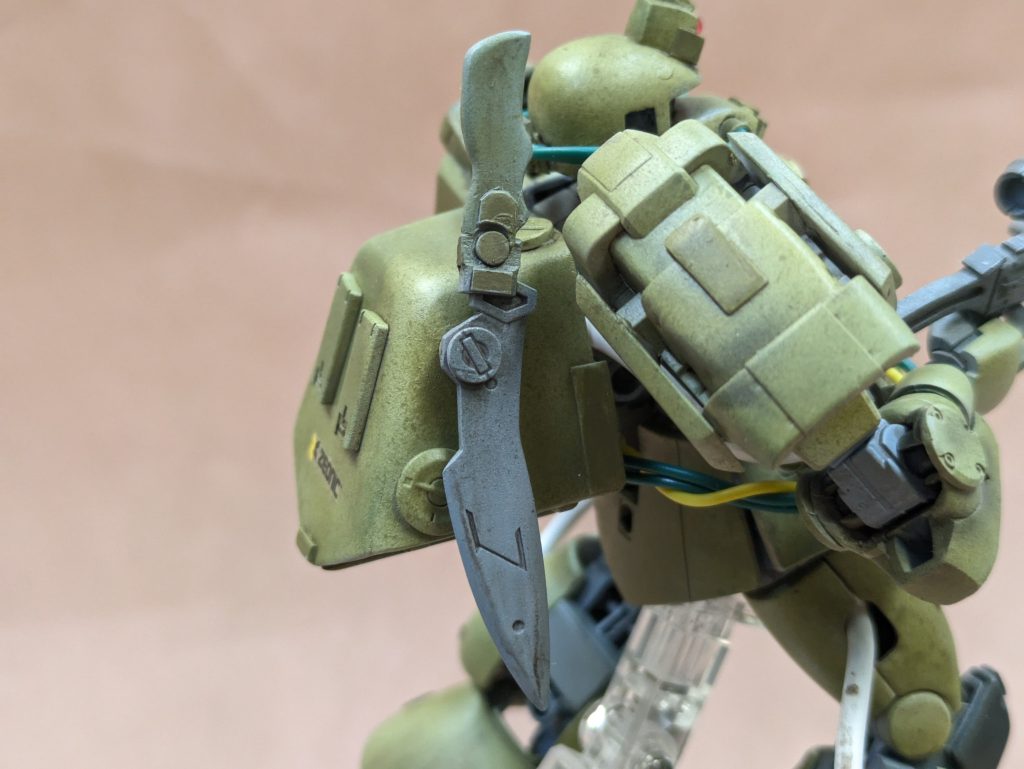 ククリ風のナイフは30MMのパーツとプラ板の削り出しで製作、磁石でランドセルに装着。