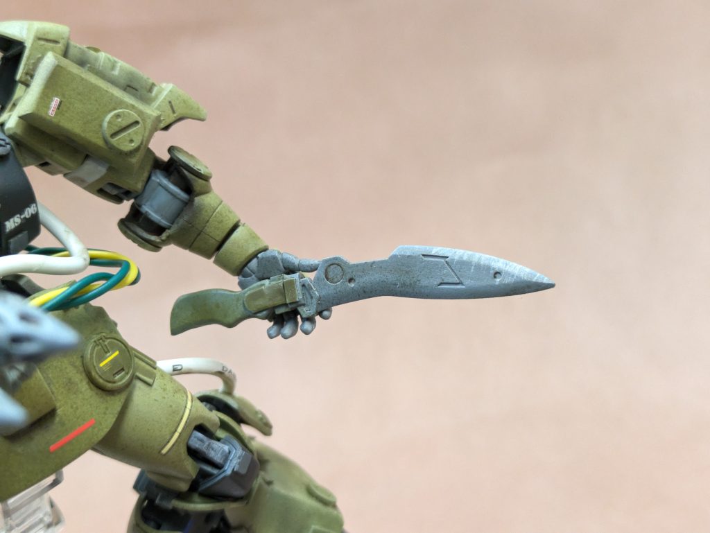 左手にも磁石を埋め込みましたので、ナイフを持てます。