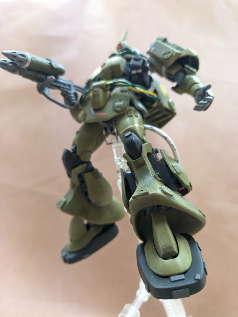 脚はポリパテでボリュームアップ、腰アーマーはフンドシと一体型に作り替えました。