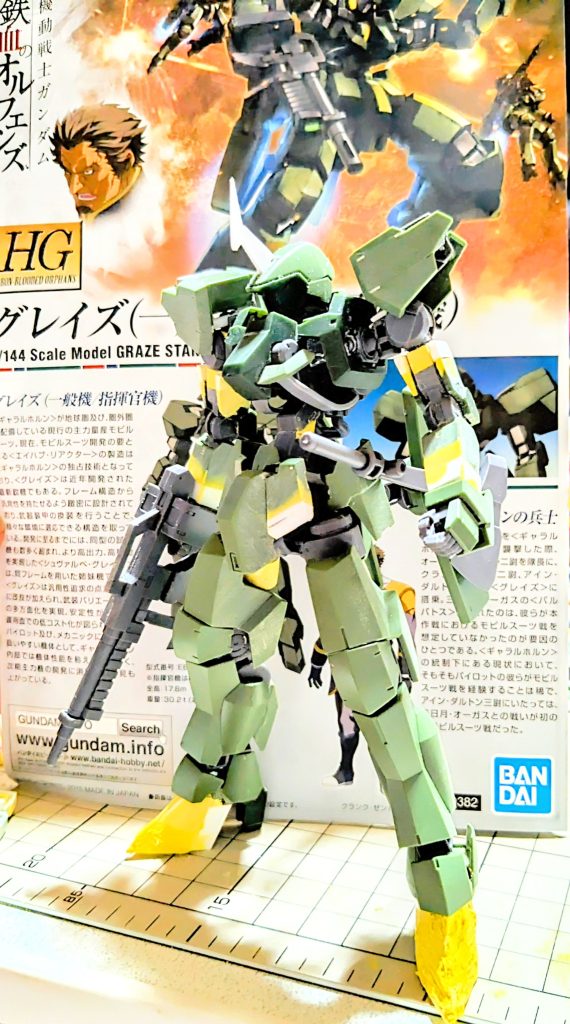作品名：HG グレイズ(一般機/指揮官機) 塗装するだけ何色に、するかアンケートに協力お願いします。<p>グレイズを塗装するのに、迷っています。 パッケージのイラストと同じ様に、一般機、指揮官機の緑にするか？ 蒼に、するか？赤に、白にするか？</p>
