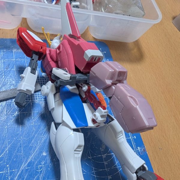 リアスカートはRGアストレイの脚のフレームをバラバラにしてアームとして取付バックパックにはヴァーチェの腕をアーム伸ばして付けます。両方とも変形用の機構です