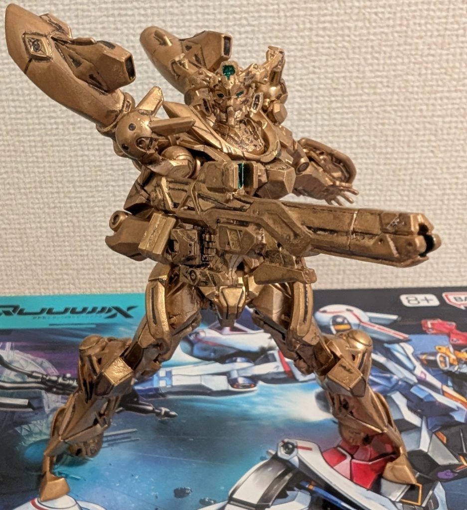 なお、目・頭部センサー・ライフルスコープはメタリックグリーンで塗分けています。流石に金一色では分かりづらいと思ったのと、手抜き感を払拭するために塗りました(一応、筆ペンで墨入れもしてます)・・・ww