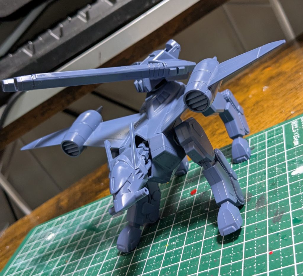 改造塗装前。青みがかったグレーの単一成形色。HGと比べると胴がずんぐり気味だったり、各部ディティールが浅かったりしますが、悪くない出来です。ぺらぺら感がないのが良き。