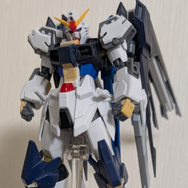 ストライク+フリーダム系でストライクフリーダム…安直ですな()勿論、フリーダムなんだからフルバーストできないと〜素材〜・頭…マイフリ・胴…マイフリ・腕…ライフリ、ストライク・腰…マイフリ、ストライク・脚…マイフリ、アメフリ、ライフリ （1枚目）