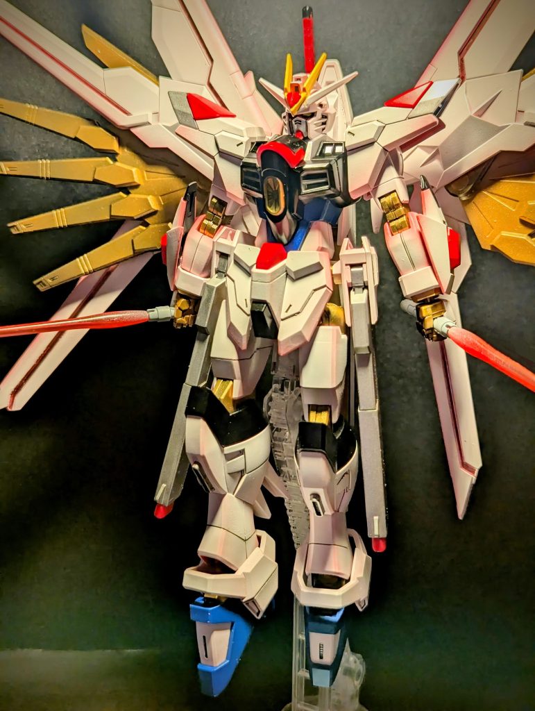 バラしてみたら軍警ザクの倍くらいパーツあって面倒になってゲート処理甘め😵１箇所塗り忘れあるけどピンクサフ下地だからバレないはず！！腕周りの蛍光ピンクが他より少し濃いね！！