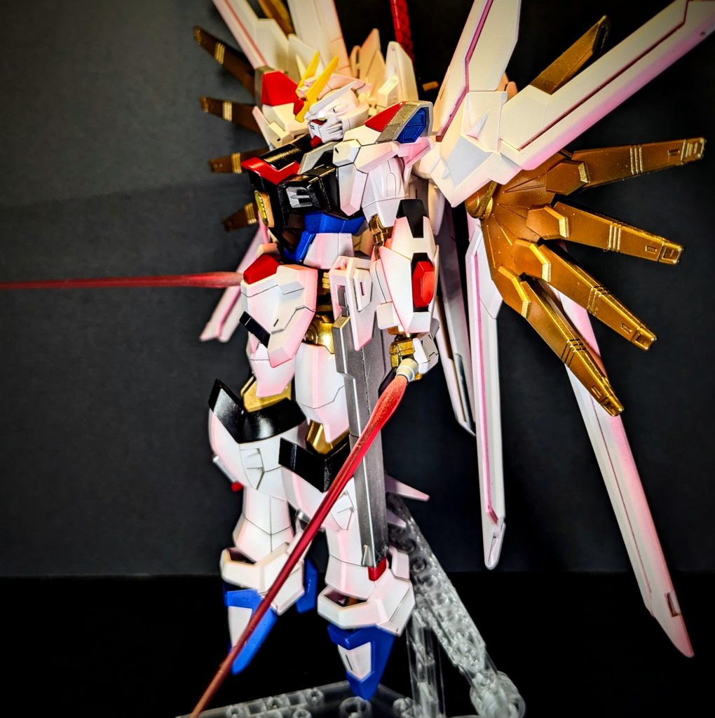 塗装後に落としてアンテナ折れた…タミヤセメント買ってきてくっつけた…それ以上は何もしていない…黒いとこ、サフ拭いてアルティメットブラックを吹いたけど、、、成型色と変わらなく無い！？🤔💭