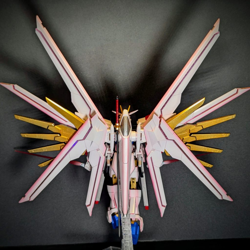 バックショット！！スジ彫りの脱線は華麗にスルー！気にしない！ホワイトって基本色だから舐めてたら、なんか難しめ！？表面がザラザラになったり、溜まってエアで流れて輪っかになったり…まあでも気にしない！合わせ目も、、、まだ気にしない！！