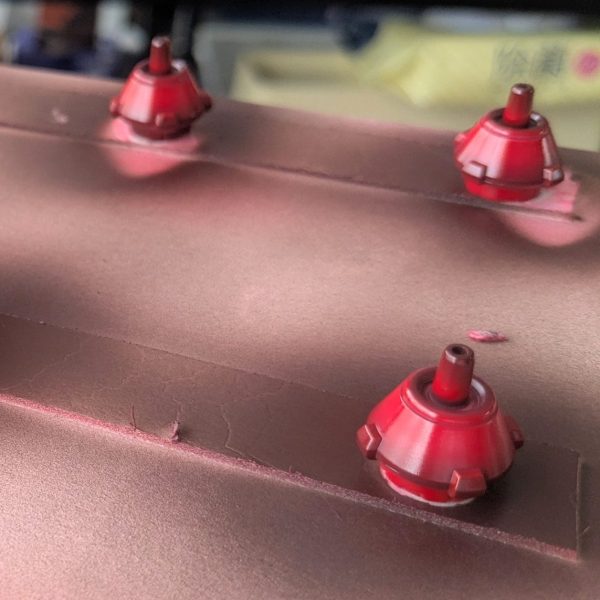 鬼門の赤グラデーション塗装に着手💡少しずつ層を重ねて塗っていこうと思ったんだが、クリアカラーは重ねるとどんどん濃くなってしまう😅2層目ぐらいからパーツごとにバラつきが出てしまったので、全体のトーンを均一にするのは諦め💨💨見本となるパーツを参考にしながら、個々のパーツや左右のバランスを見ながら進めていきます。ファンネルは結構均一に塗れた気がするが…背面バーニアは濃すぎて統一感が無い💦💦攪拌不足だったのかな😭 さらにファンネルバインダーの色味との兼ね合いが今度は鬼門になりそう😅😅  …で、そんな中途半端なところで塗料を使い切ってしまったので試合中断🤣GXクリアルージュ2本を3倍希釈、エア圧は0.15ぐらい…圧はもうちょい下げたほうが塗料が減らなくて良いのかもしれないけど、大きなパーツに遠くから吹くにはこのぐらいの圧があったほうが良いだろうし、、難しい😅（1枚目）