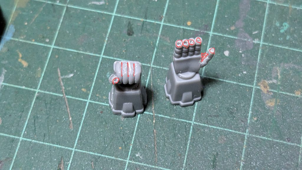 アンテナのシュープ化、指のビーム砲の開口、水掻きを削り取り、肩の不要部分も削り取りました。